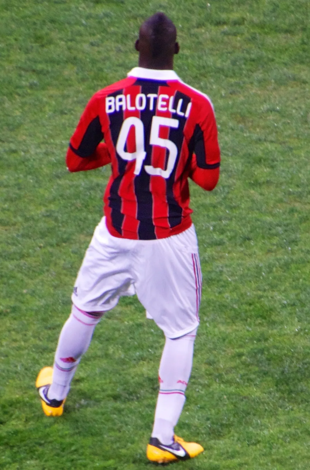 Mario Balotelli during an Inter Milan match in February 2013 with a compact raised front.